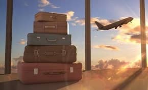 pile de valises et avion