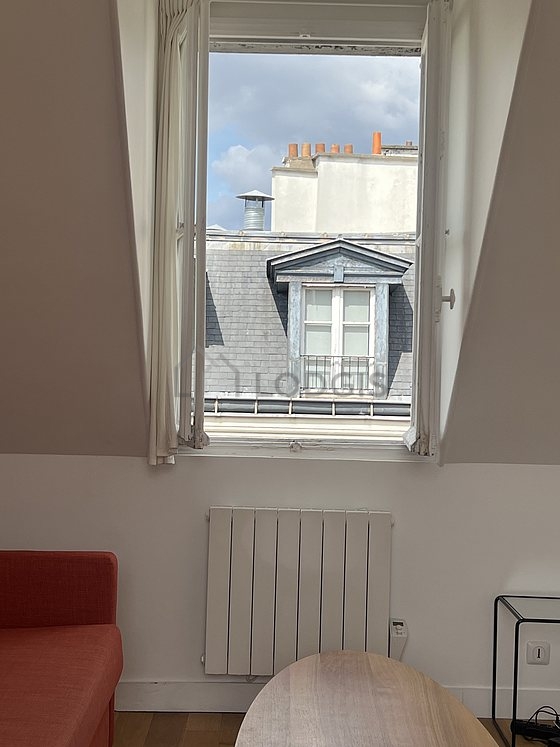 Salon avec du parquet au sol