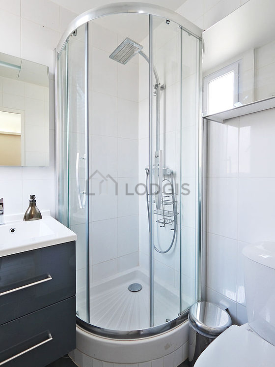 Bathroom equipped with bath towels