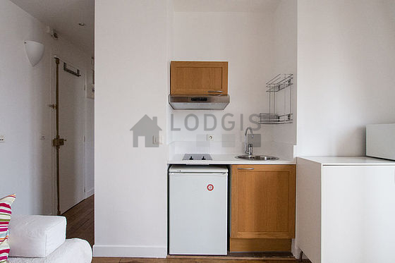 Belle cuisineouverte sur le séjour avec du parquet au sol