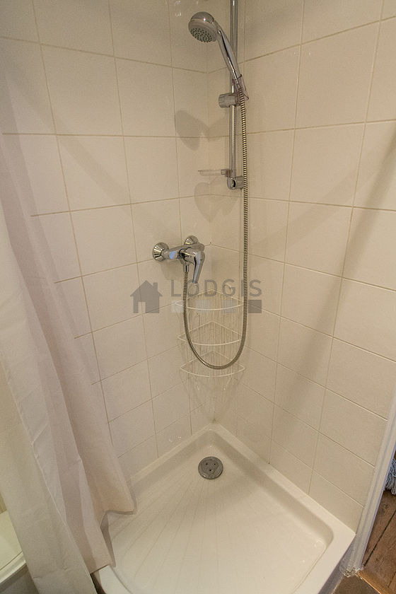 Salle de bain équipée de serviettes de bain