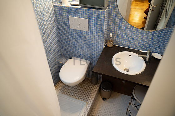 Belle salle de bain claire avec fenêtres double vitrage et du carrelage au sol