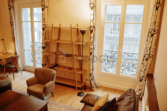 Séjour avec fenêtres double vitrage et balcon donnant sur rue