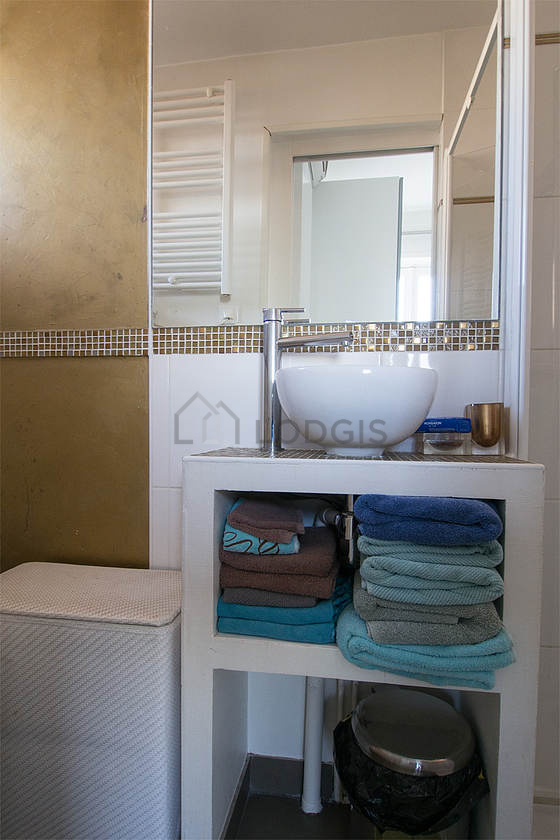 Salle de bain équipée de serviettes de bain