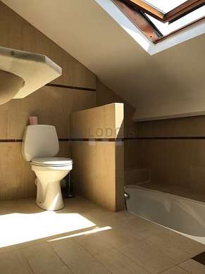 Beautiful and very bright bathroom with windows and with marblefloor