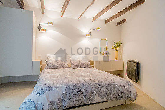 Bedroom of 7m² with woodenfloor