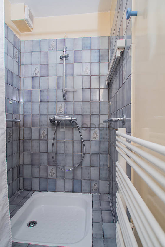Bathroom equipped with bath towels