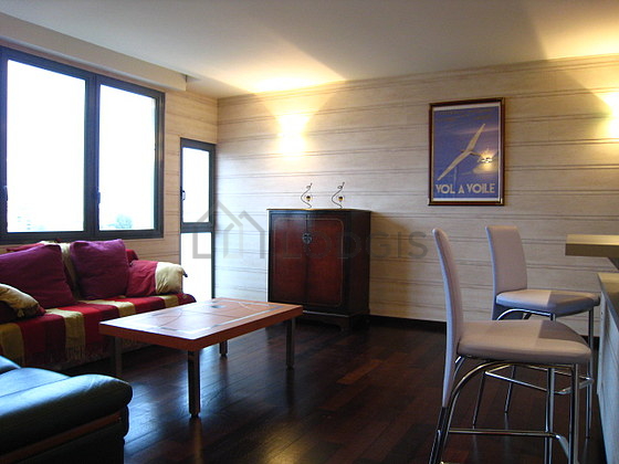 Salon avec du parquet au sol
