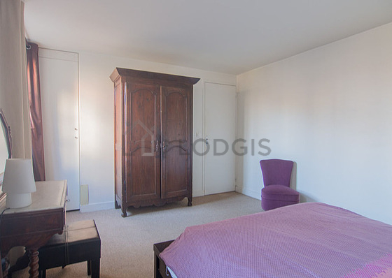 Chambre avec fenêtres donnant sur cour