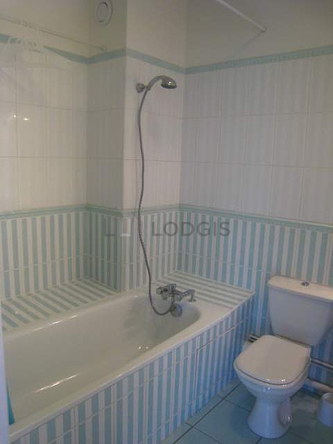 Salle de bain équipée de serviettes de bain