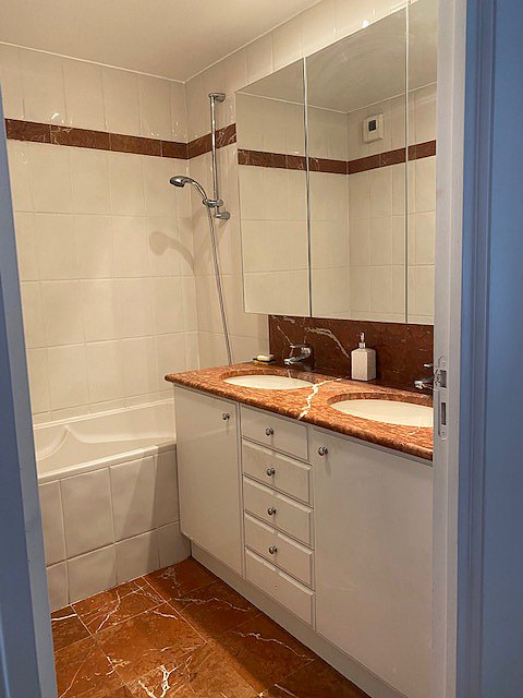 Pleasant bathroom with tile floor