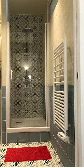 Belle salle de bain claire avec du linoleum au sol