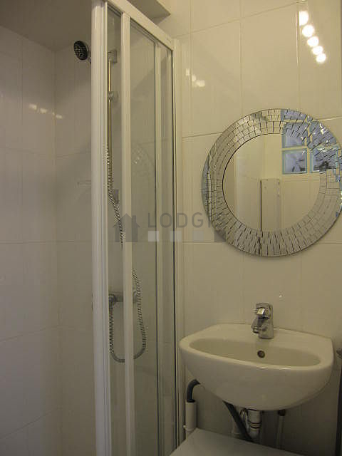 Belle salle de bain claire avec du carrelage au sol