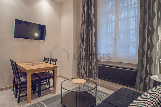 Salon de 16m² avec du parquet au sol