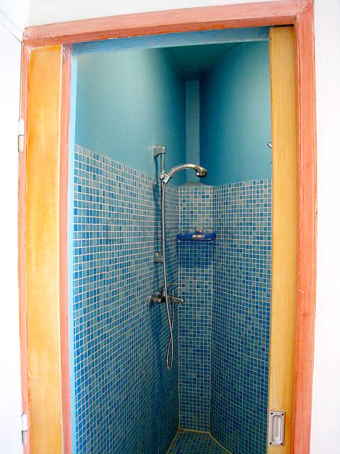 Salle de bain avec du carrelage au sol