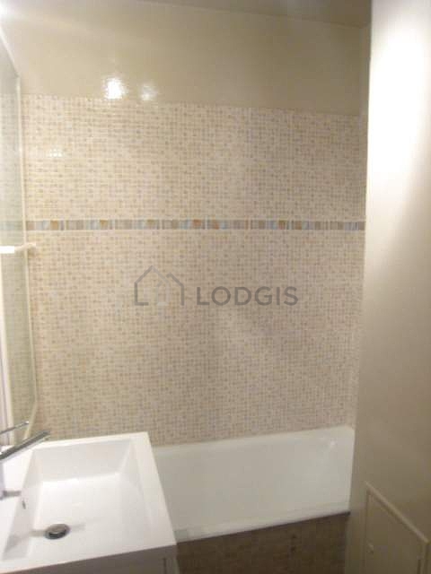 Salle de bain équipée de serviettes de bain