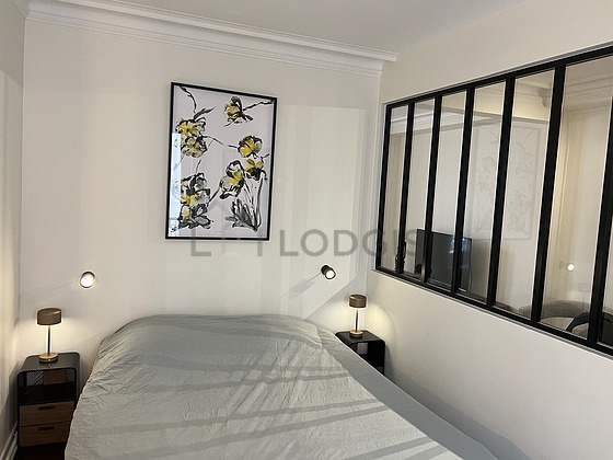 Chambre avec fenêtres donnant sur rue