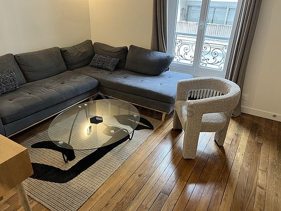 Salon avec du parquet au sol