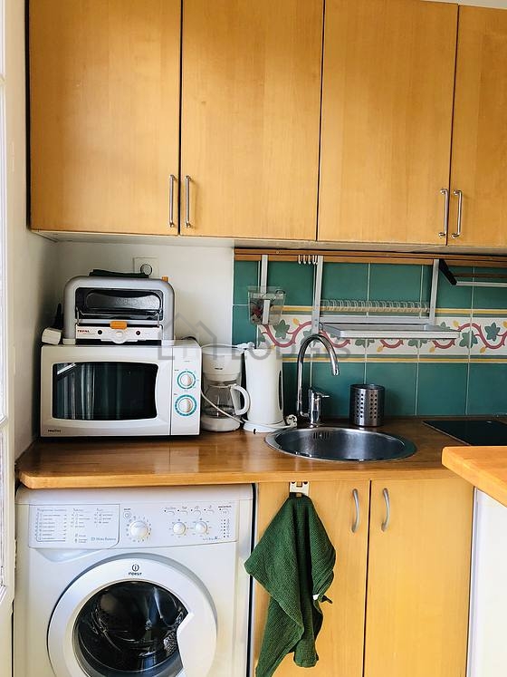 Cuisine dînatoire pour 2 personne(s) équipée de plaques de cuisson, réfrigerateur, freezer, vaisselle