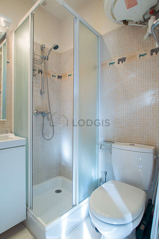 Belle salle de bain avec du carrelage au sol