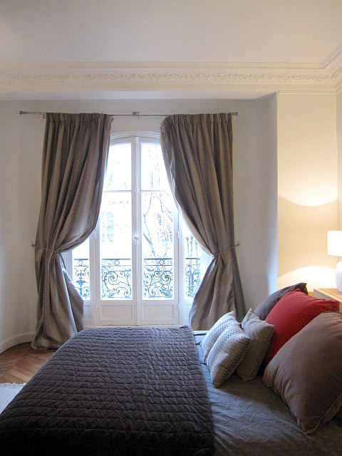 Chambre avec fenêtres donnant sur rue