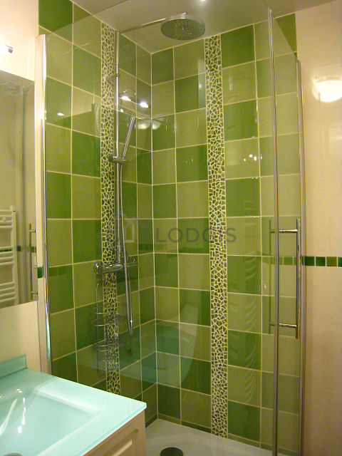 Salle de bain équipée de lave linge, placard