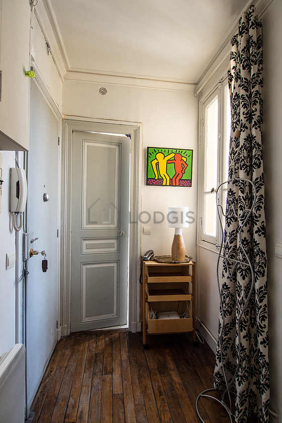Belle entrée avec du parquet au sol