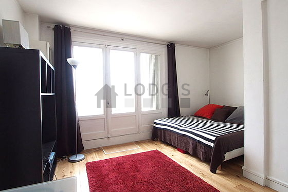 Salon avec du parquet au sol