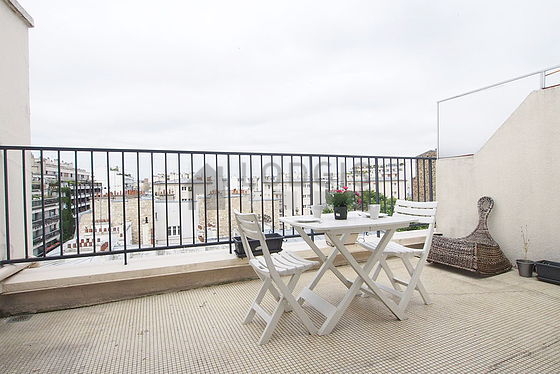 Terrasse équipée de table à manger, 2 chaise(s)