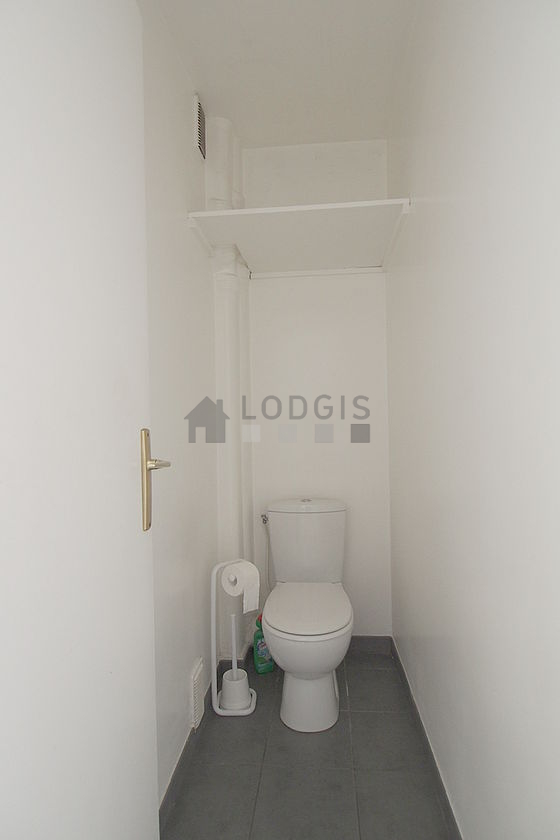Toilettes indépendantes de la salle d'eau