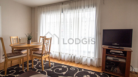 Séjour avec fenêtres double vitrage et balcon