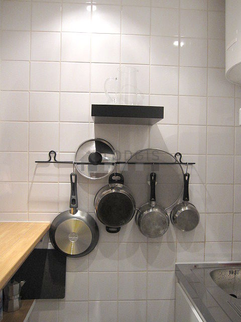 Cuisine dînatoire pour 2 personne(s) équipée de plaques de cuisson, réfrigerateur, freezer, hotte