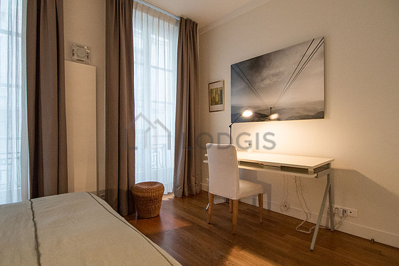 Chambre avec fenêtres double vitrage donnant sur rue