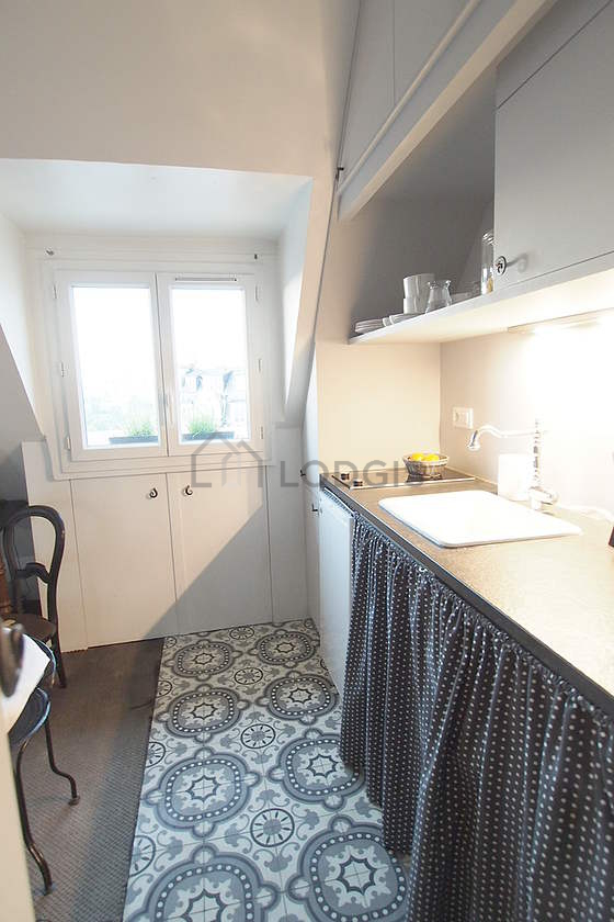 Cuisine équipée de lave vaisselle, plaques de cuisson, réfrigerateur, vaisselle