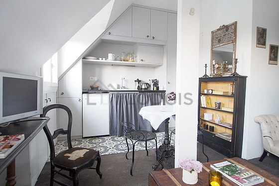 Salon avec du coco au sol