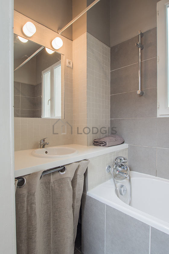 Belle salle de bain avec fenêtres double vitrage et du carrelage au sol