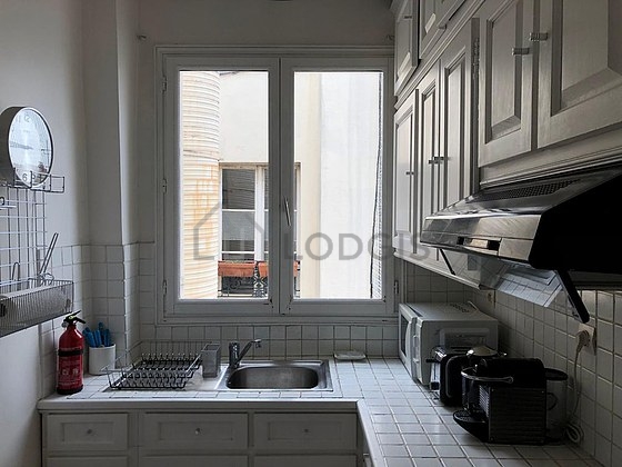 Belle cuisine avec du carrelage au sol