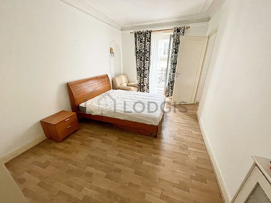 Bedroom of 18m² with wooden floor