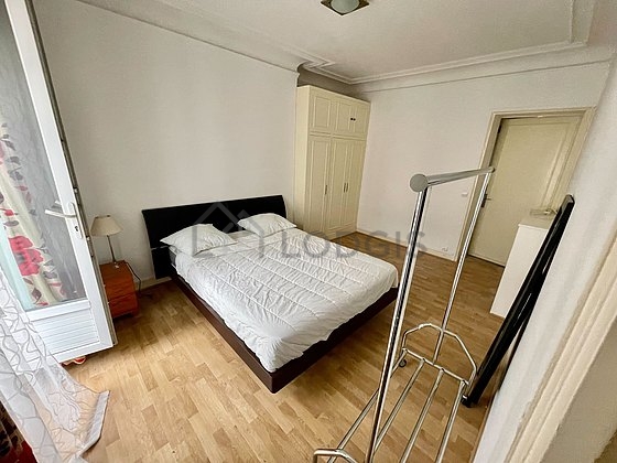 Bedroom of 18m² with wooden floor