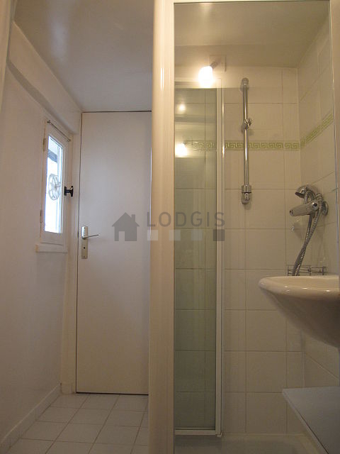 Belle salle de bain claire avec fenêtres et du carrelage au sol