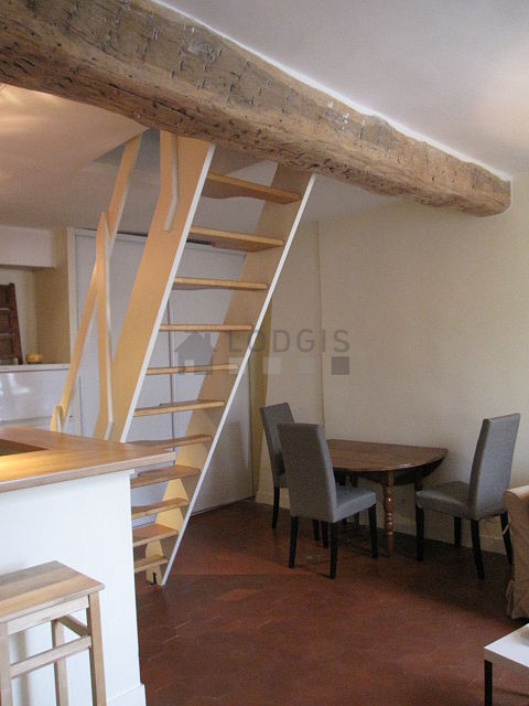 Séjour calme équipé de 1 canapé(s) lit(s) de 130cm, 1 lit(s) mezzanine de 140cm, 1 fauteuil(s), 4 chaise(s)