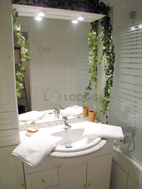 Salle de bain équipée de serviettes de bain
