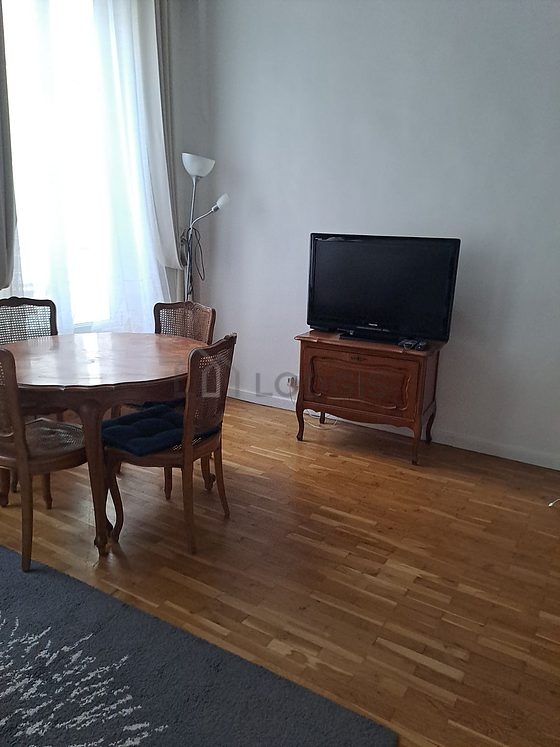 Bright living room furnished with 4 chair(s)