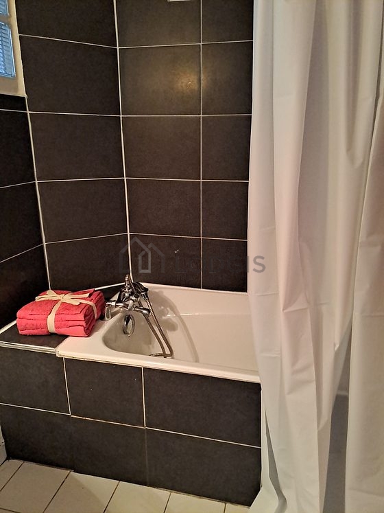 Salle de bain équipée de serviettes de bain