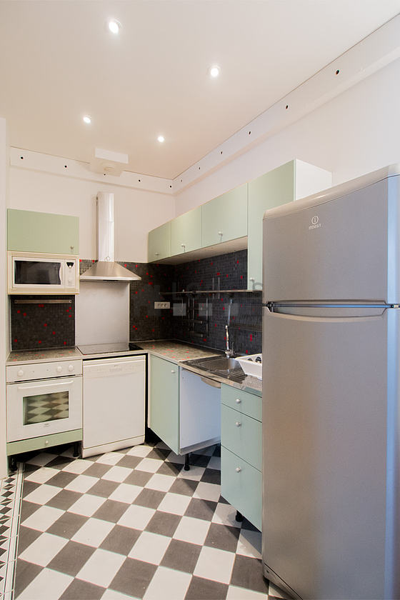 Beautiful kitchen of 8m² with tile floor