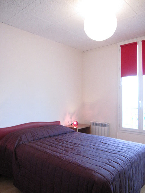 Chambre avec du parquet au sol