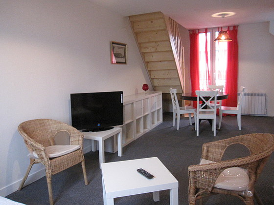 Salon avec la moquette au sol