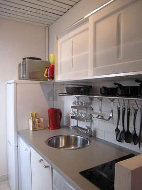 Cuisine équipée de lave vaisselle, plaques de cuisson, réfrigerateur, vaisselle