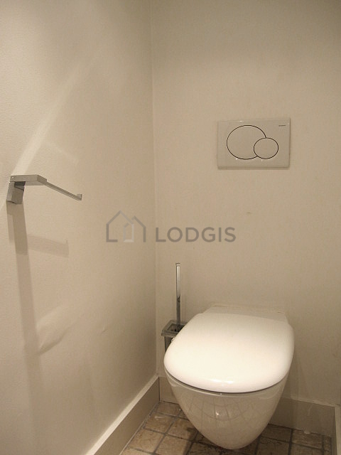 Toilettes indépendantes de la salle d'eau