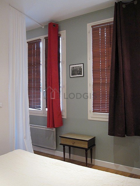 Chambre avec du parquet au sol